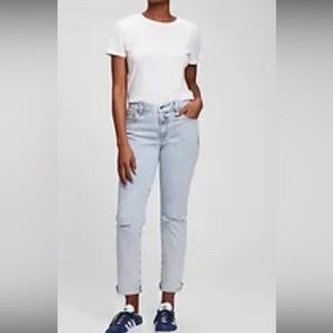 Mid rise girlfriend cut GAP jeans size 32